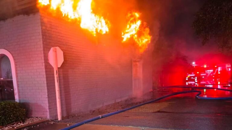 Incendio consume varias unidades de centro comercial en Brownsville