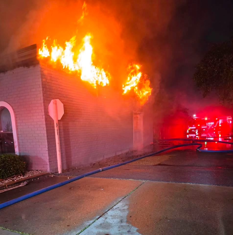Incendio consume varias unidades de centro comercial en Brownsville