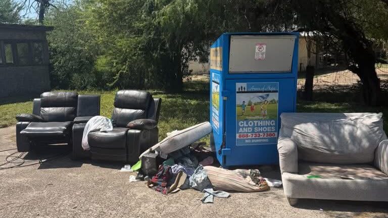 Investigan caso de “illegal dumping” en La Grulla por depósito de muebles en centro de donación