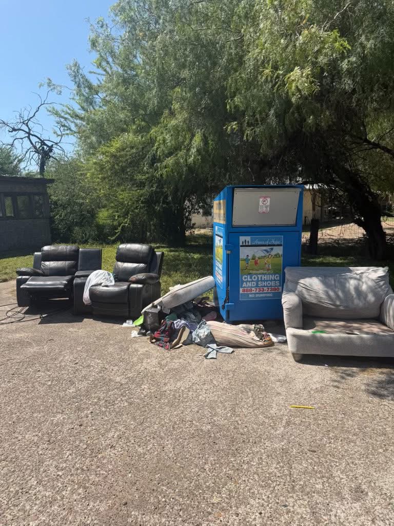 Investigan caso de “illegal dumping” en La Grulla por depósito de muebles en centro de donación