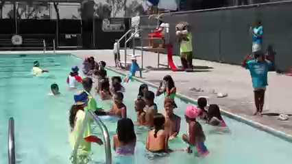 San Diego impulsa la prevención de ahogamientos con la lección de natación más grande del mundo