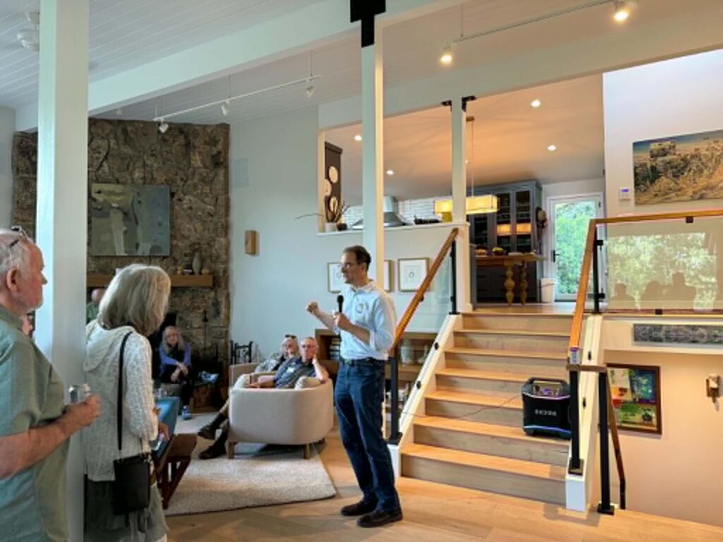 Phil Weiser aborda vivienda asequible y educación en encuentro de campaña en el Western Slope