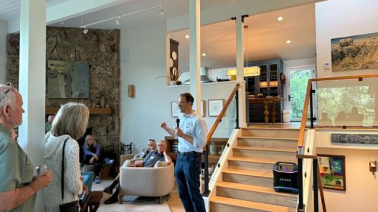 Phil Weiser aborda vivienda asequible y educación en encuentro de campaña en el Western Slope