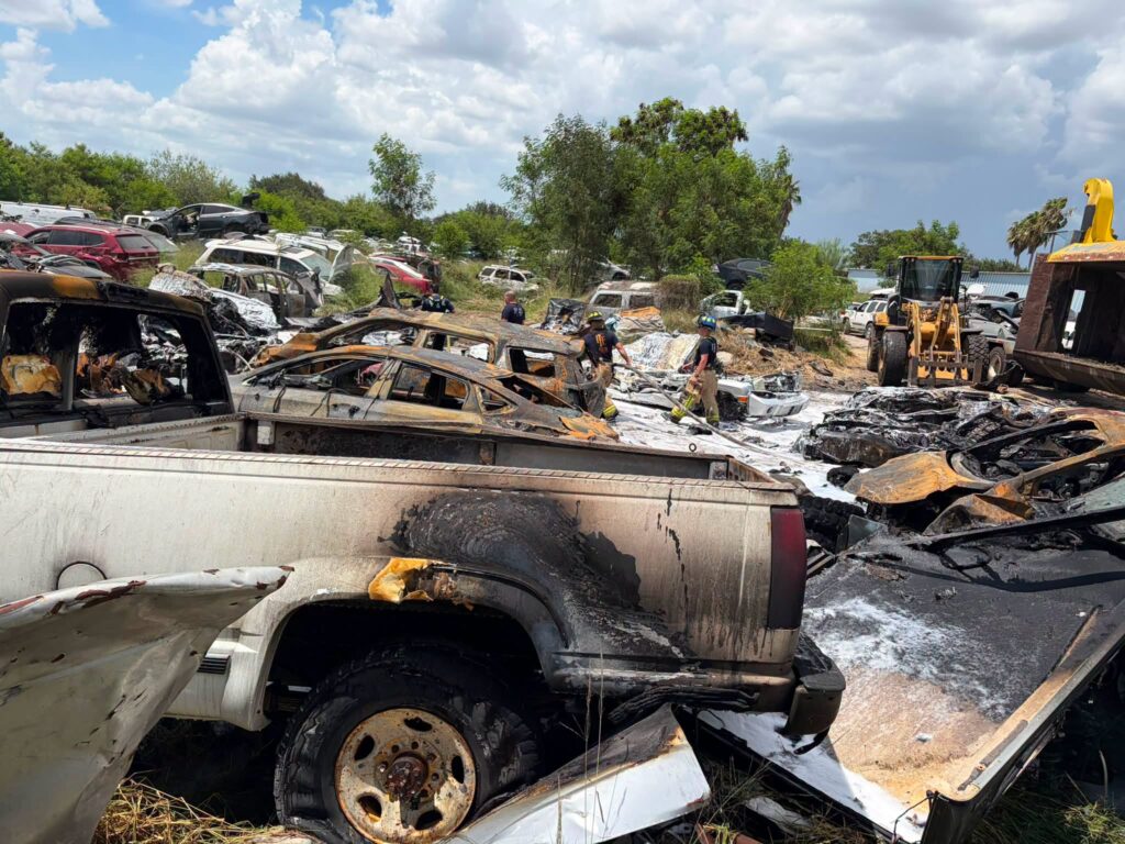 Controlan incendio en lote de partes para vehículos de Edinburg; no se reportan personas lesionadas