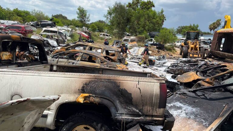 Controlan incendio en lote de partes para vehículos de Edinburg; no se reportan personas lesionadas
