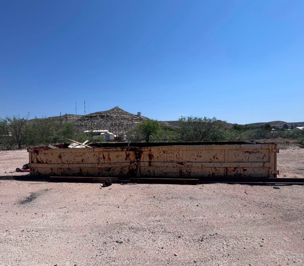 Advierten por basurero clandestino en Sanderson y posibles sanciones en propiedad ferroviaria