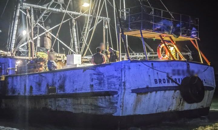 Hallan a migrante oculto en la sala de máquinas de una embarcación comercial en Brownsville