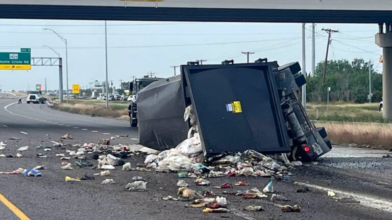 Investigan volcadura de camión de recolección de la Ciudad de Edinburg sobre la I-69C