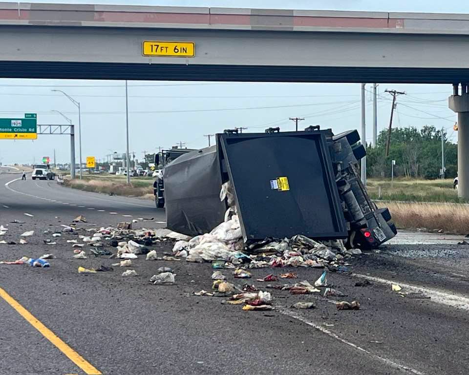 Investigan volcadura de camión de recolección de la Ciudad de Edinburg sobre la I-69C