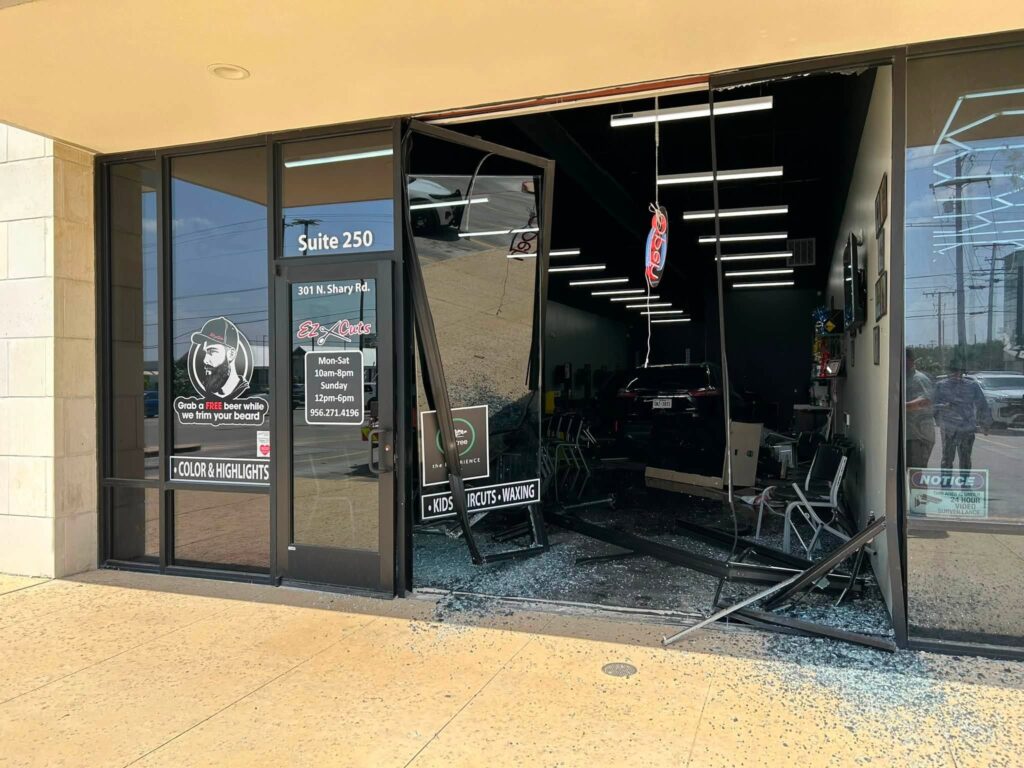Vehículo se impacta contra negocio en Mission; se reporta una persona lesionada