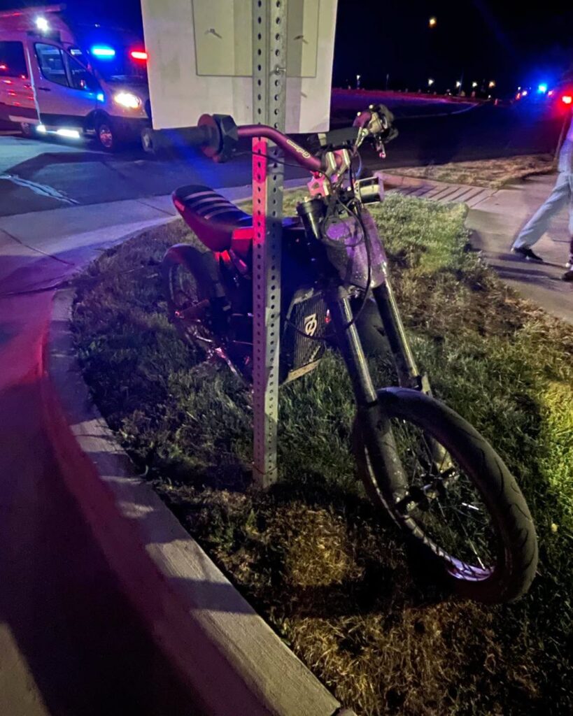 Menor herido en accidente con motocicleta eléctrica en Commerce City tras ignorar una señal de alto