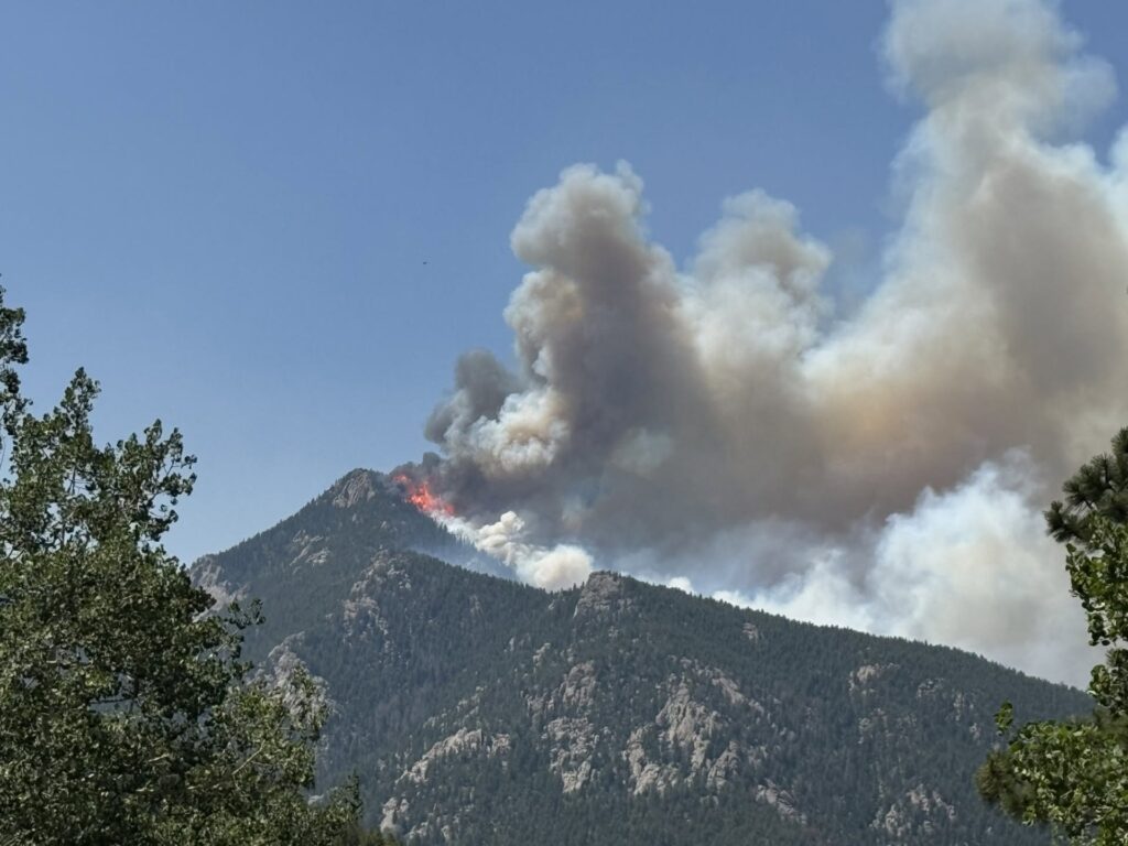 Incendio Aspen Acres supera los 100 mil acres en Colorado y deja más de 850 estructuras destruidas