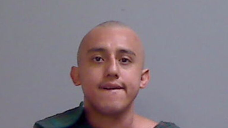 Hombre es acusado de apuñalar a un familiar en Edinburg; fijan fianza de $5,000