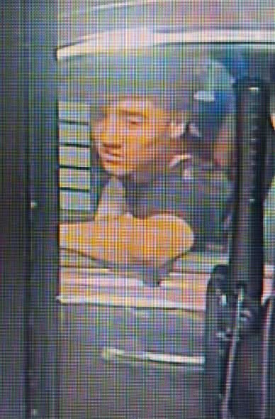 Buscan identificar a hombre vinculado con el robo de un vehículo en Brownsville