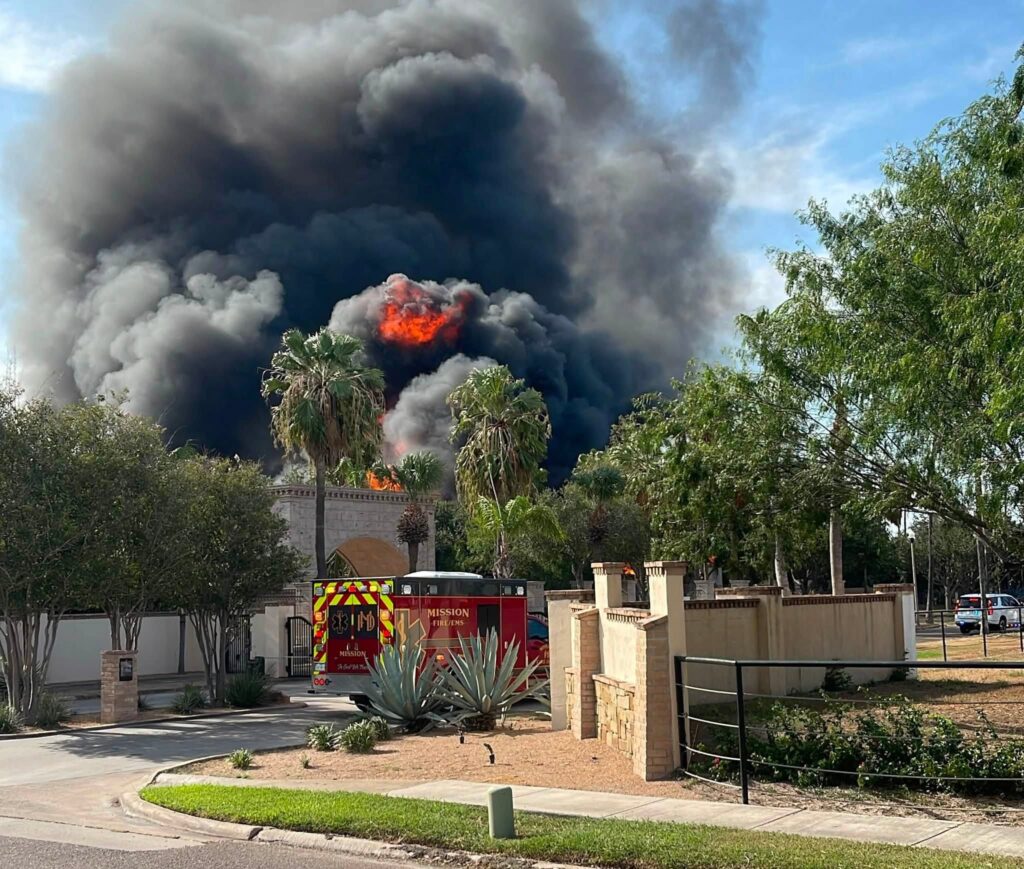 Bomberos de Mission combaten incendio estructural de grandes proporciones