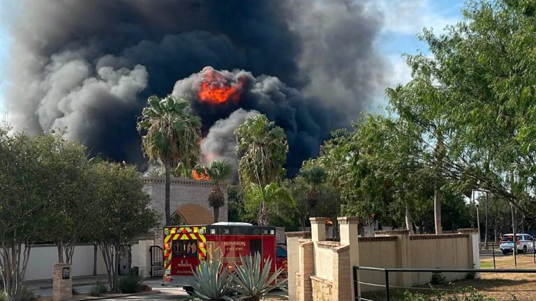 Bomberos de Mission combaten incendio estructural de grandes proporciones