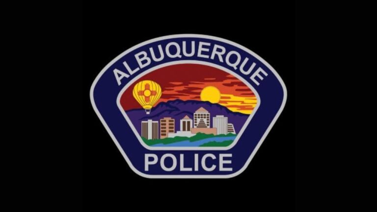 Arrestan a un hombre armado que se hacía pasar por policía en Albuquerque