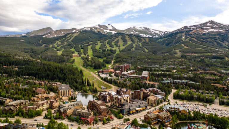 Turismo en Colorado aportó un récord de 29.2 mil millones de dólares a la economía estatal en 2025