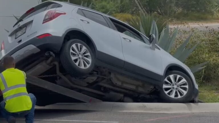 SUV cae a una zanja en estacionamiento de Edinburg; no se reportan lesionados