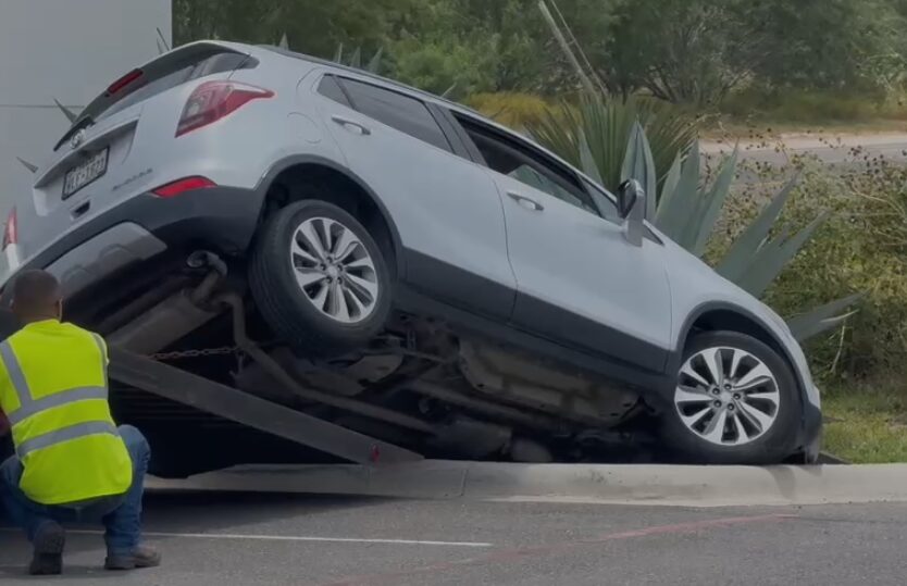 SUV cae a una zanja en estacionamiento de Edinburg; no se reportan lesionados