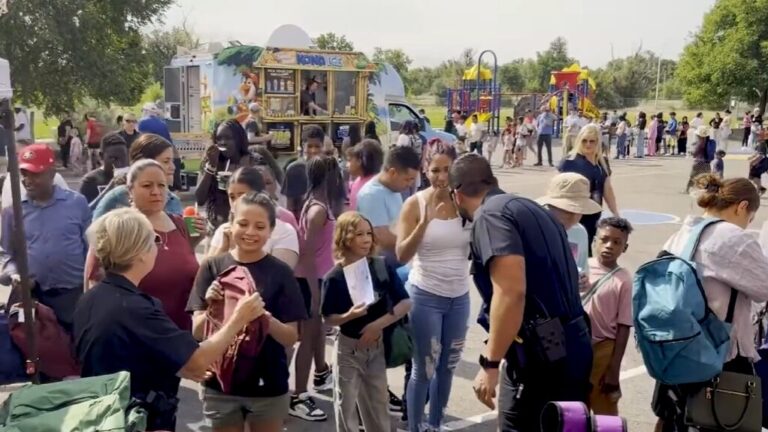 Policía de Denver regalará mochilas gratuitas con útiles escolares este sábado