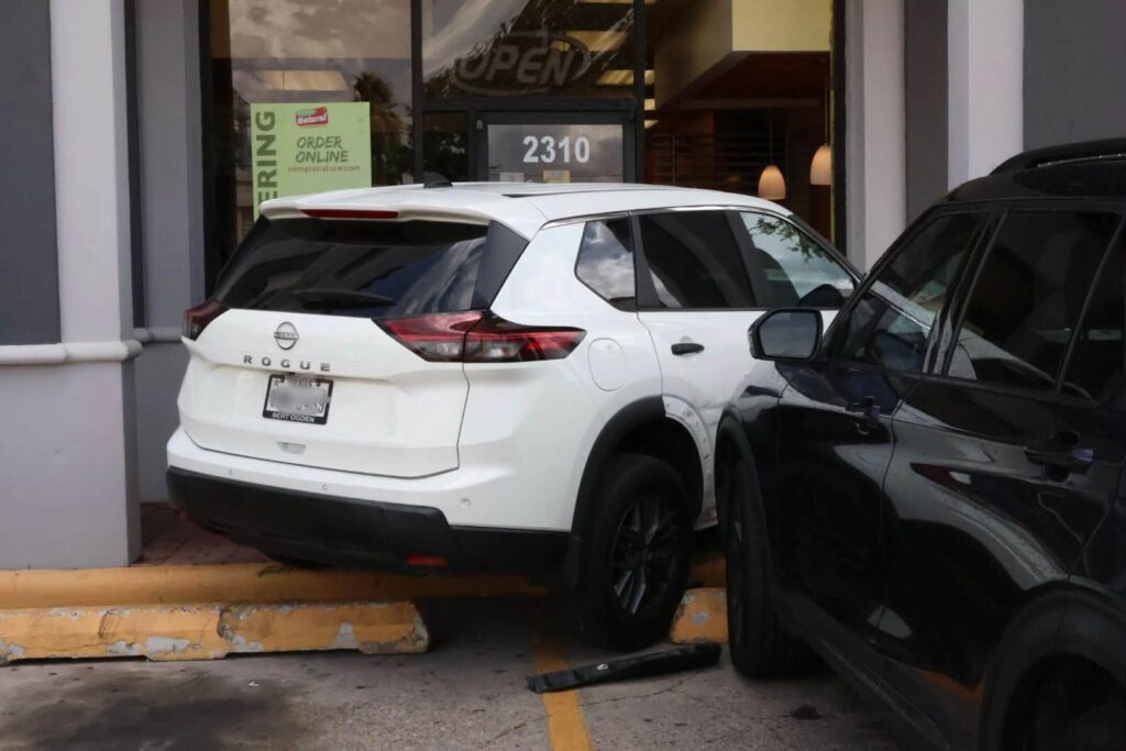 Conductora choca contra vehículo estacionado y edificio en Mission