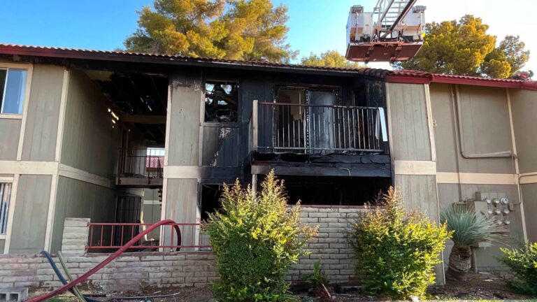 Incendio en el este de Las Vegas moviliza a 41 bomberos y deja a 16 personas desplazadas