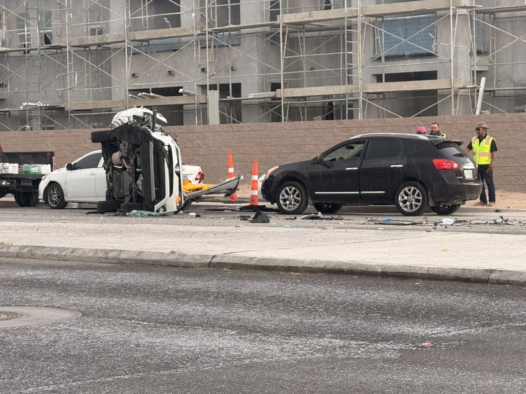 Choque en Las Vegas deja a dos personas hospitalizadas y provoca el cierre de vialidades tras un vuelco