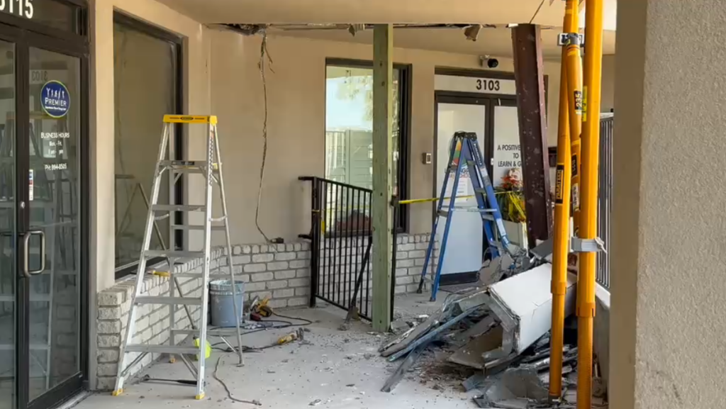 Conductor sufre emergencia médica y choca contra estructura en Edinburg