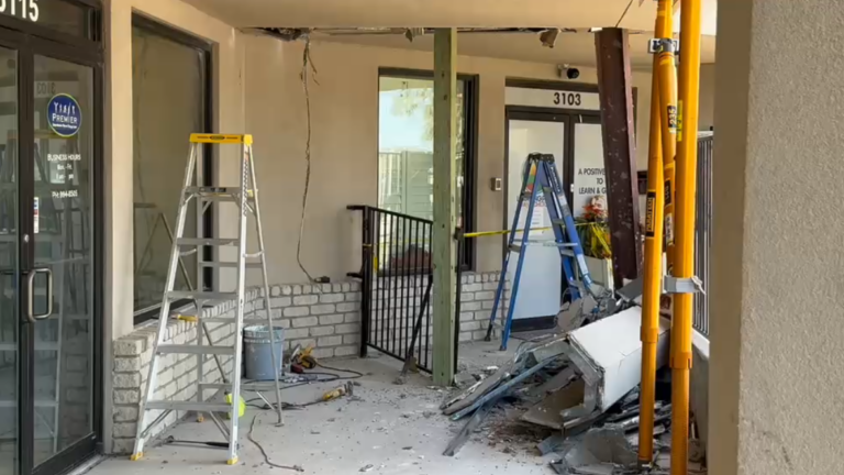 Conductor sufre emergencia médica y choca contra estructura en Edinburg
