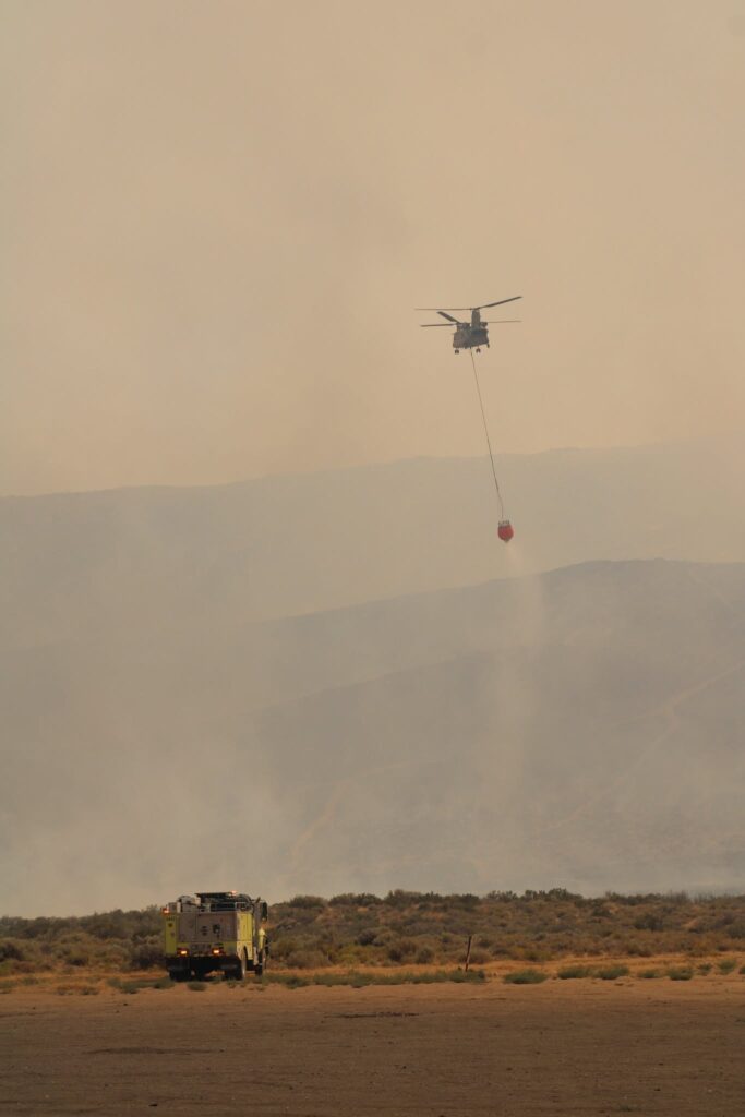 Incendios devastadores: el viento empuja el fuego de Nevada hacia California y fuerza nuevas evacuaciones
