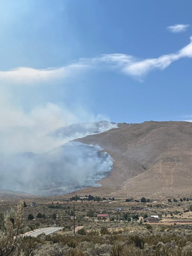 Incendios forestales: Un equipo de respuesta de emergencia evalúa los daños del incendio Ward