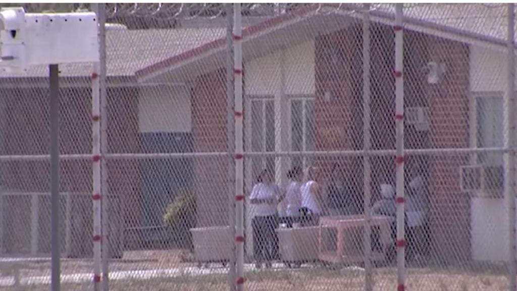 Justicia federal acusa a prisiones de California de no proteger a reclusas de abusos sexuales