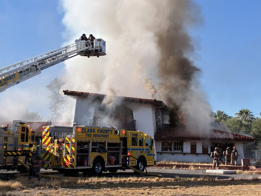 Incendio devastador consume residencia desocupada en Las Vegas