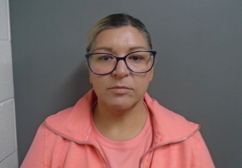 Mujer es arrestada en Mathis por robo de propiedad