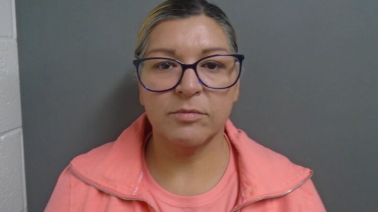 Mujer es arrestada en Mathis por robo de propiedad