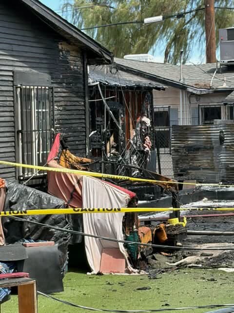 Emergencia por fuego: Voraz incendio de 2 alarmas destruye estructuras en Las Vegas
