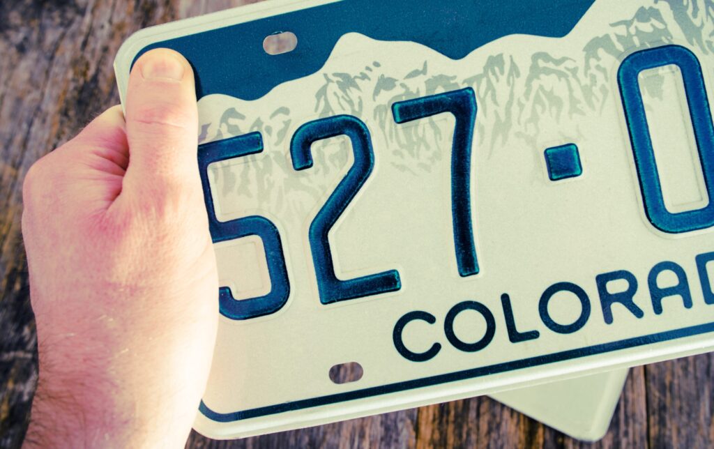 Denver intensificará operativos contra registros y placas temporales vencidas