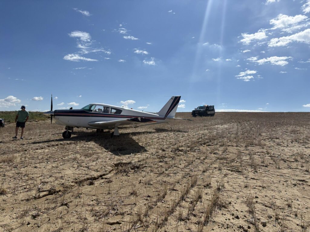 Avioneta realiza aterrizaje de emergencia cerca de Byers