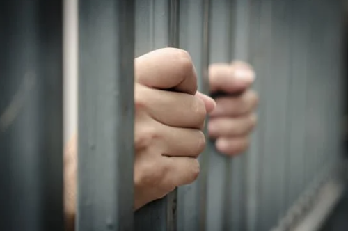 Estudiante de 17 años es detenido tras presunta amenaza de llevar un arma a escuela de Elsa