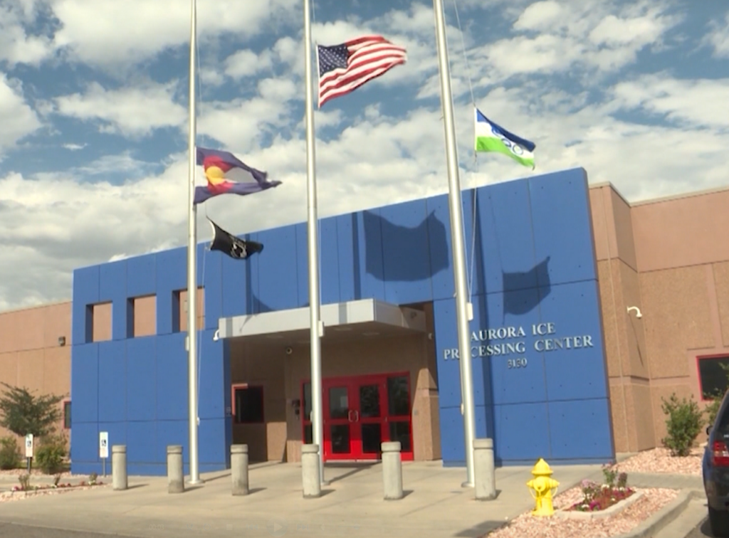 Juez federal bloquea temporalmente inspecciones de salud en centro de detención de ICE en Aurora