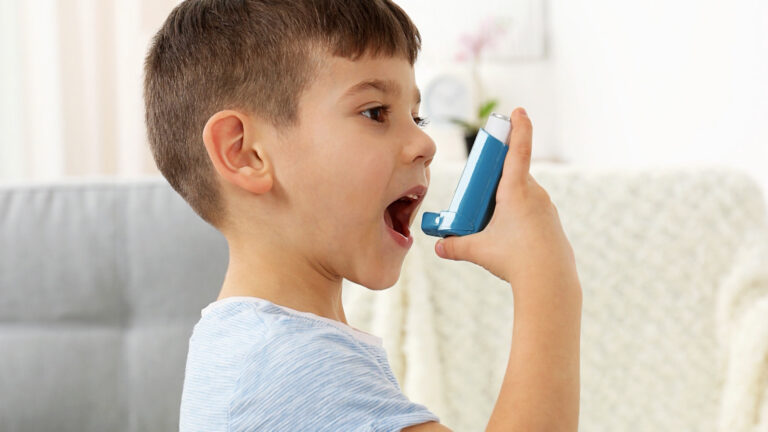 California ofrecerá albuterol gratis en 10 mil escuelas para atender emergencias por asma