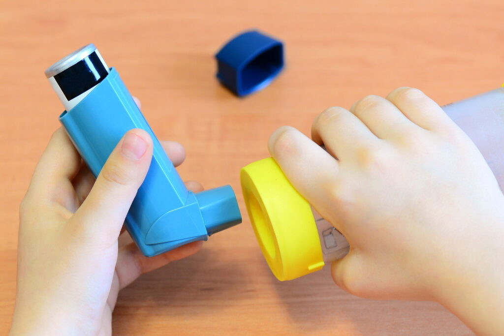 California dará inhaladores gratuitos a escuelas para atender emergencias de asma