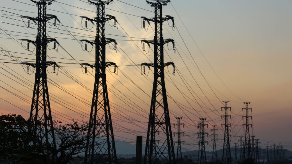 Apagón de emergencia afectó a 60,000 clientes de NV Energy por incendios forestales