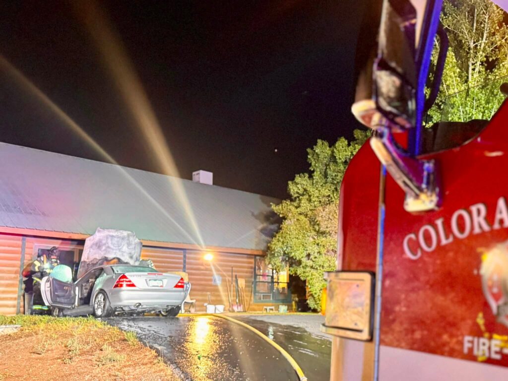 Incendio vehicular moviliza a bomberos durante la madrugada cerca de Highway 325 en Colorado