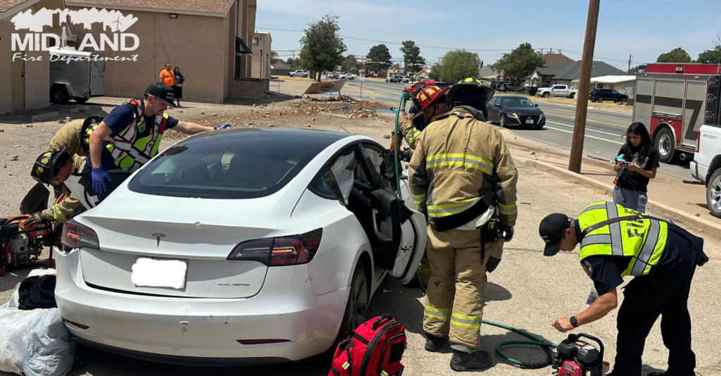Accidente en Midland deja a una persona atrapada dentro de un vehículo