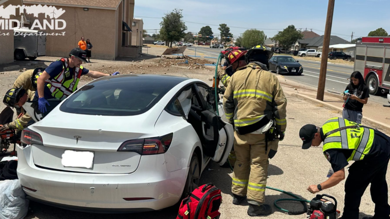 Accidente en Midland deja a una persona atrapada dentro de un vehículo