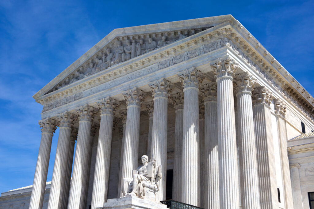 Suprema Corte permite avanzar partes de orden de Trump sobre voto por correo