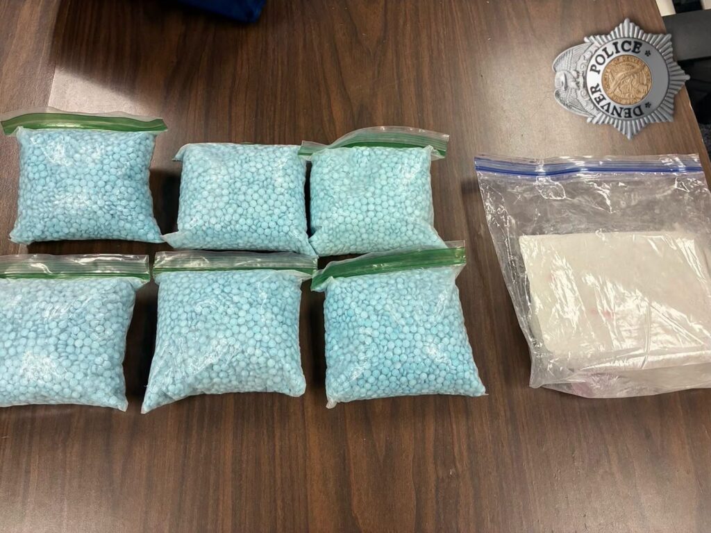 Denver lanza ofensiva contra el fentanilo tras decomiso de miles de pastillas y 34 arrestos