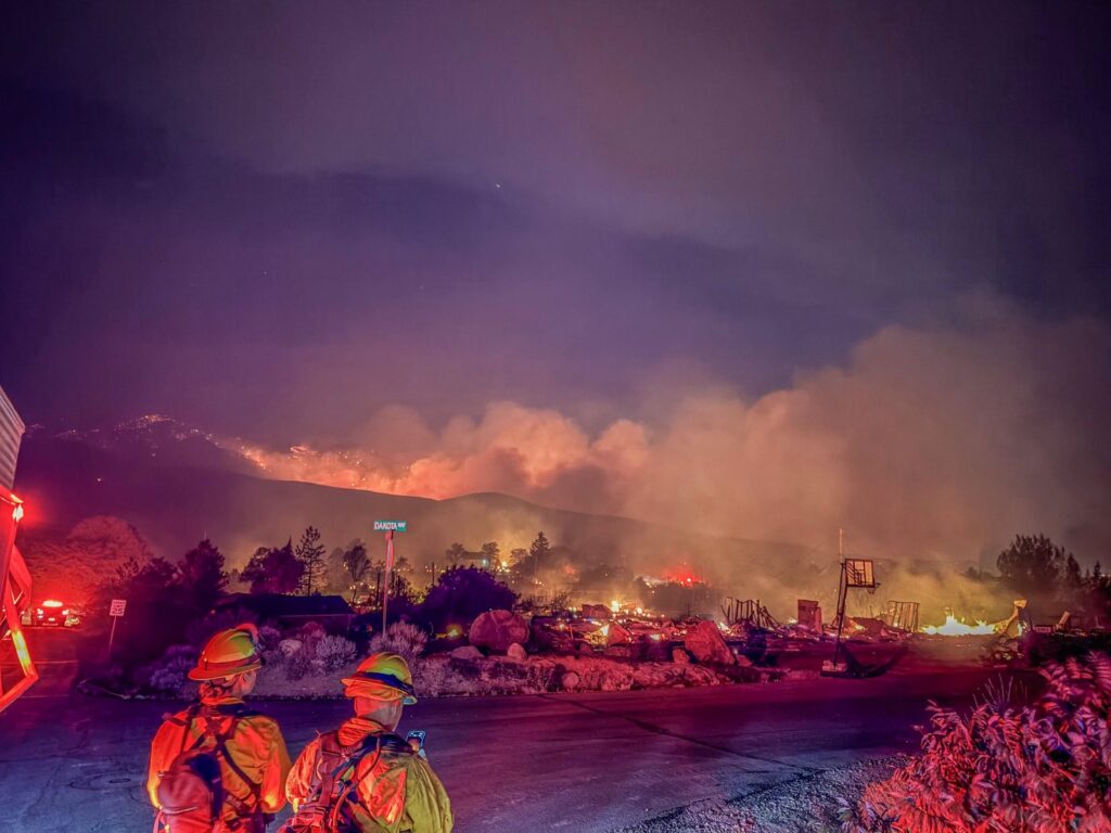 Fuego descontrolado amenaza estructuras cerca de Reno mientras bomberos combaten las llamas